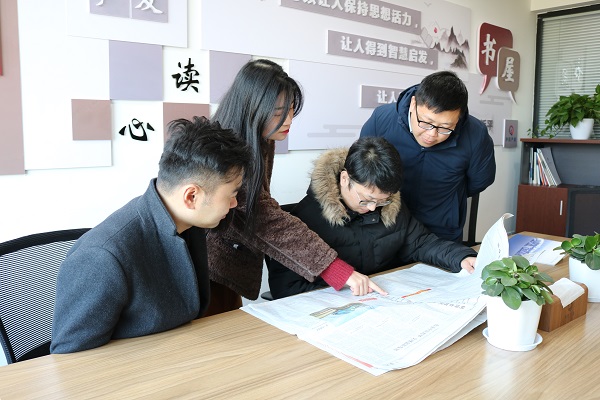 员工学习党报党刊.jpg 员工学习党报党刊.jpg